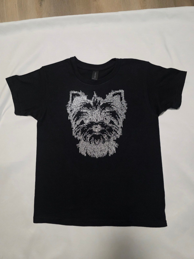 нашла себя в инкрустации стразами