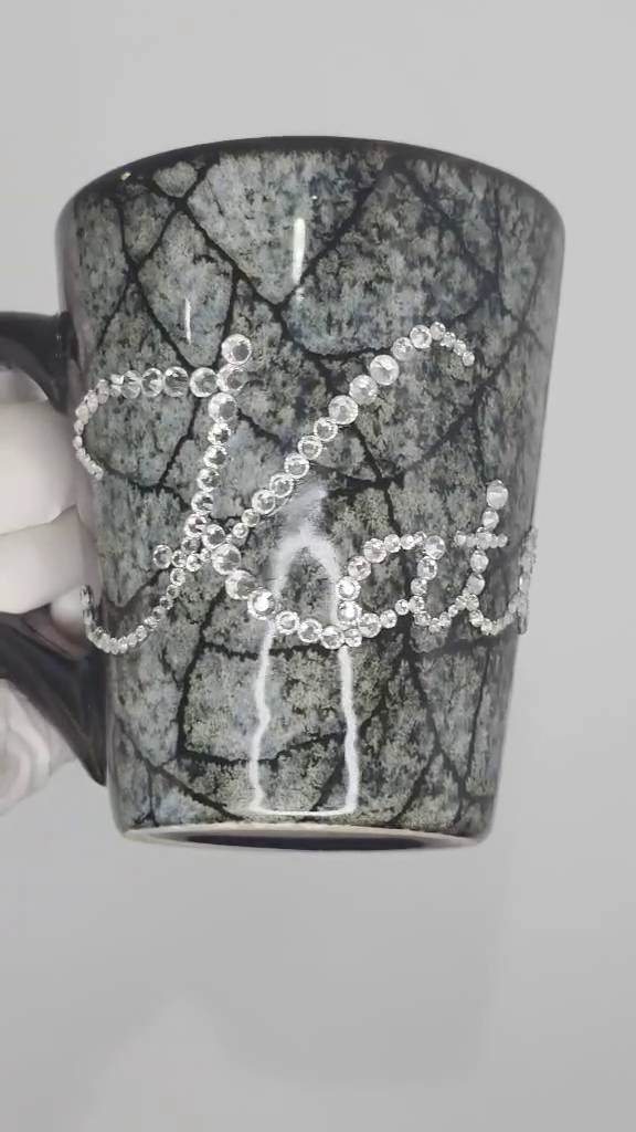 нашла себя в инкрустации стразами