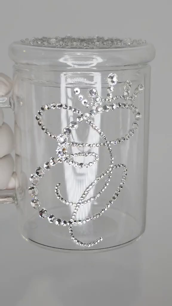 нашла себя в инкрустации стразами