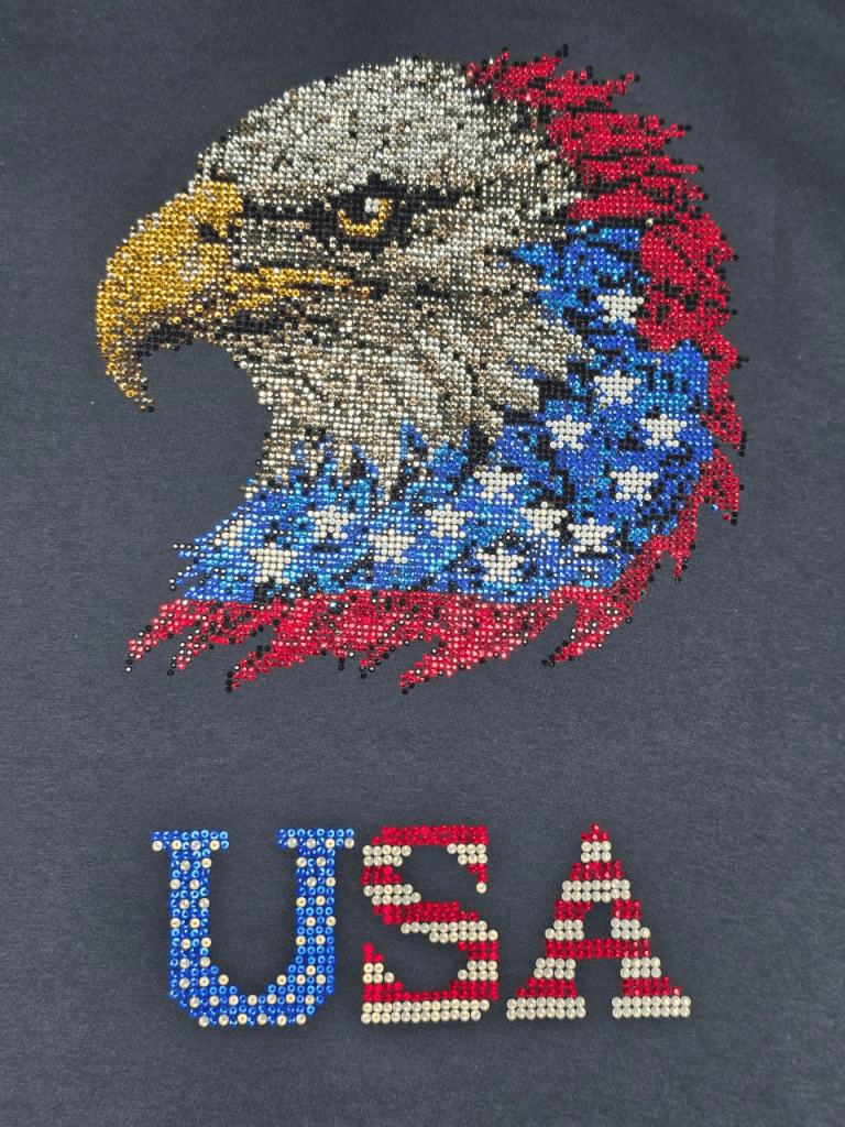 нашла себя в инкрустации стразами