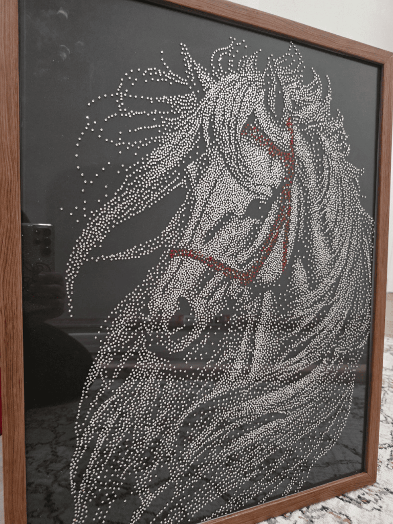 нашла себя в инкрустации стразами