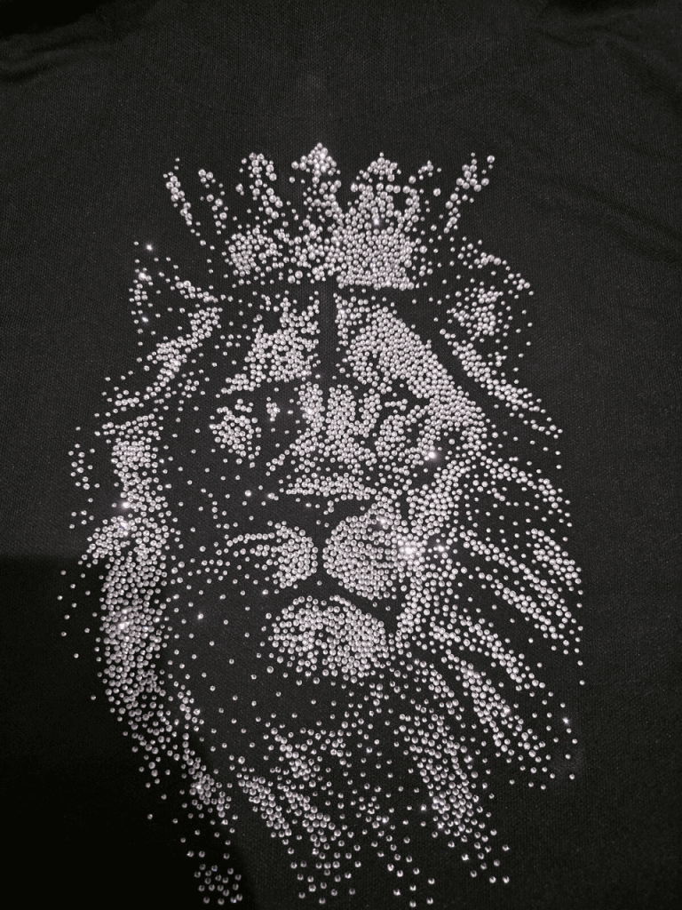 нашла себя в инкрустации стразами