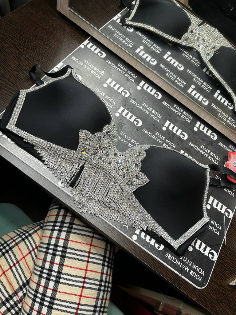 стразы «падают»